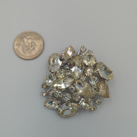 WEISS Clear Rhinestone Brooch Silver Tone Vintage Signed Rhodium Plating Pin - Picture 7 of 10